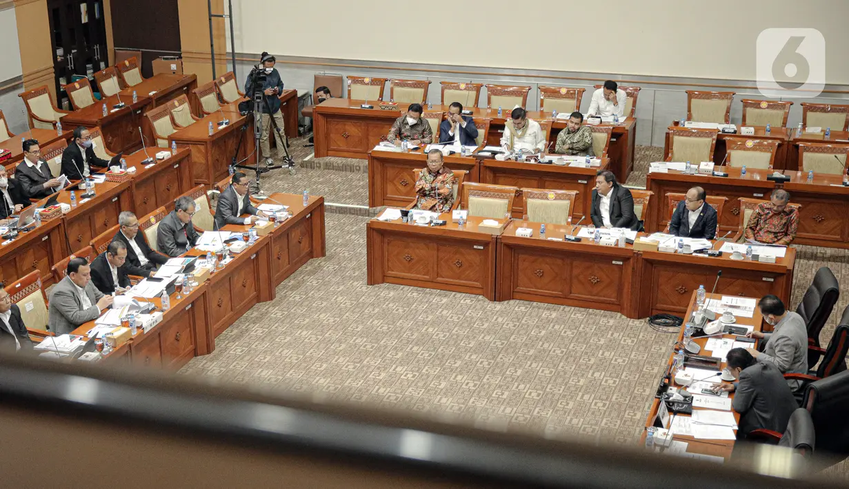 Suasana rapat kerja Ketua KPK Firli Bahuri bersama Wakil Ketua KPK Nurul Ghufron bersama Komisi III DPR di Kompleks Parlemen Senayan, Jakarta, Kamis (9/2/2023). Rapat tersebut membahas evaluasi kinerja dan capaian KPK Tahun 2022 serta rencana kerja tahun 2023. (Liputan6.com/Faizal Fanani)