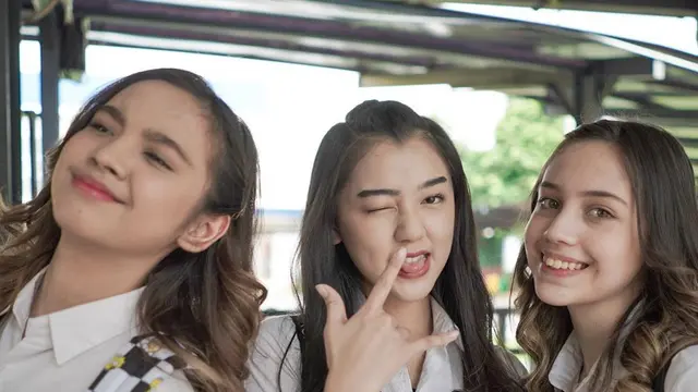 Jajal Akting, Ini 7 Potret Lyodra Ginting dengan Pemain Film Barunya