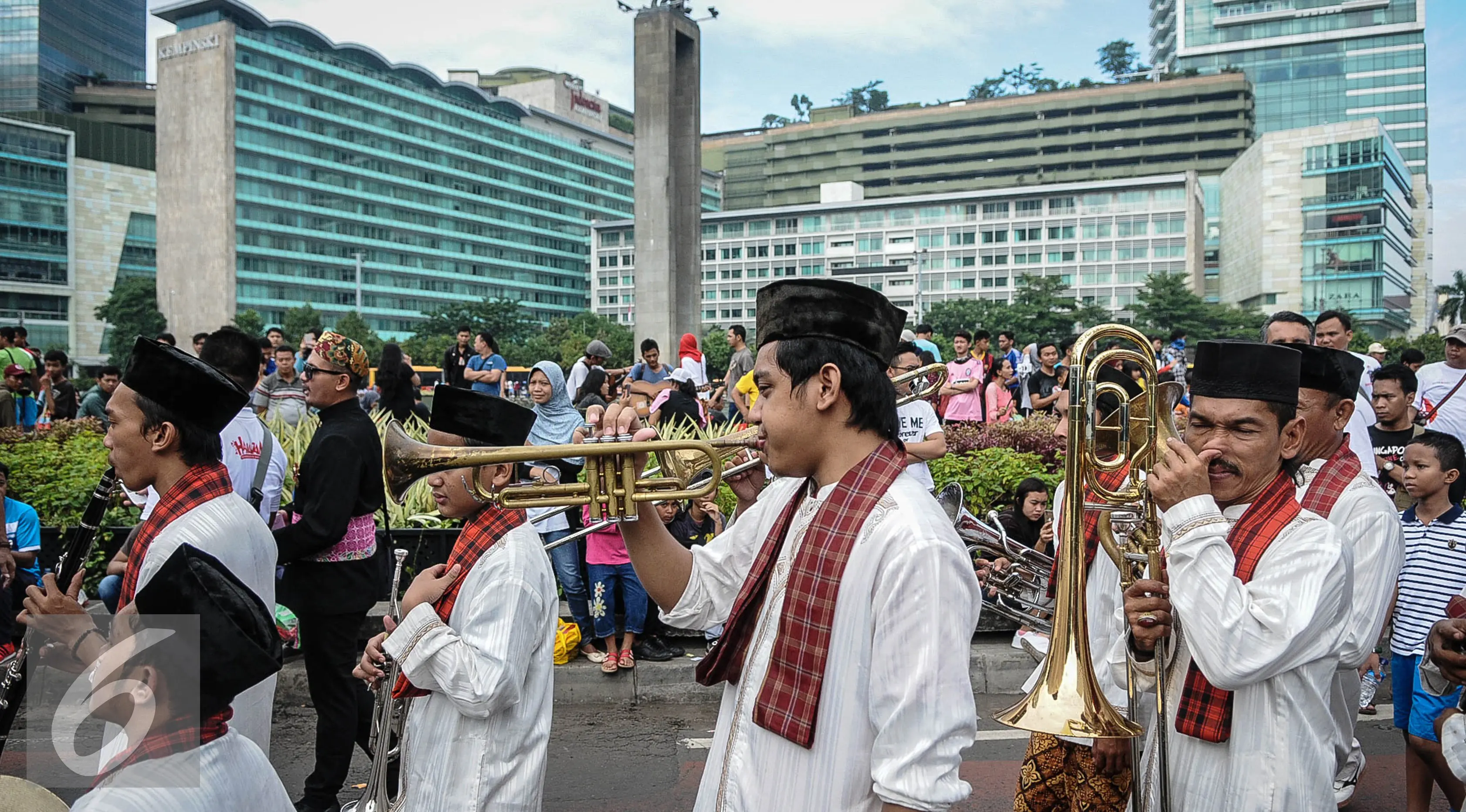 Grup Tanjidor ikut meramaikan acara Hajatan Bank DKI saat Car Free Day di kawasan Bundaran HI Jakarta, Minggu (16/10). Hajatan Bank DKI ini digelar dalam bentuk karnaval kebudayaan Betawi. (Liputan6.com/Faizal Fanani)