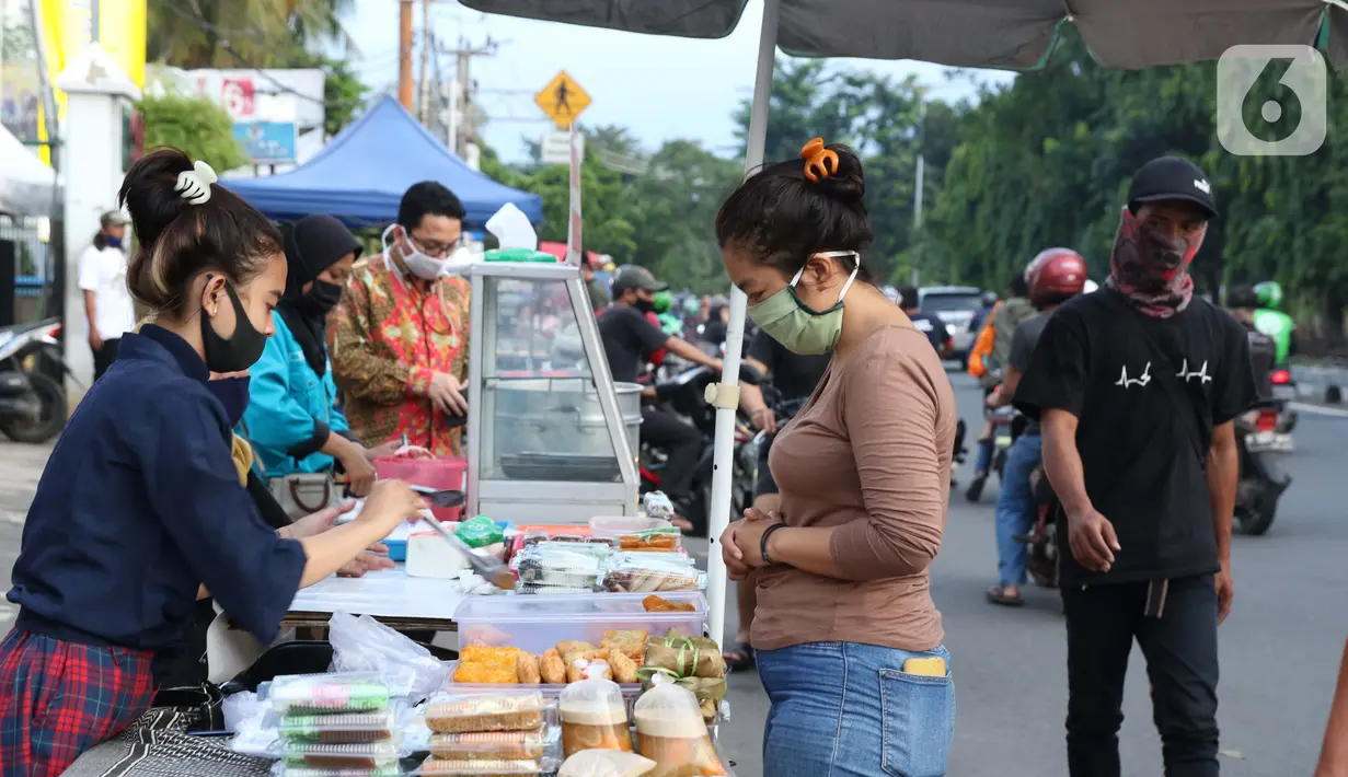 Warga memilih makanan untuk berbuka puasa (takjil) di kawasan Jalan Panjang, Jakarta, Selasa (5/5/2020). Pandemi virus COVID-19 dan pelaksanaan Pembatasan Sosial Berskala Besar (PSBB) berimbas pada sepinya pembeli takjil di kawasan tersebut. (Liputan6.com/Helmi Fithriansyah)