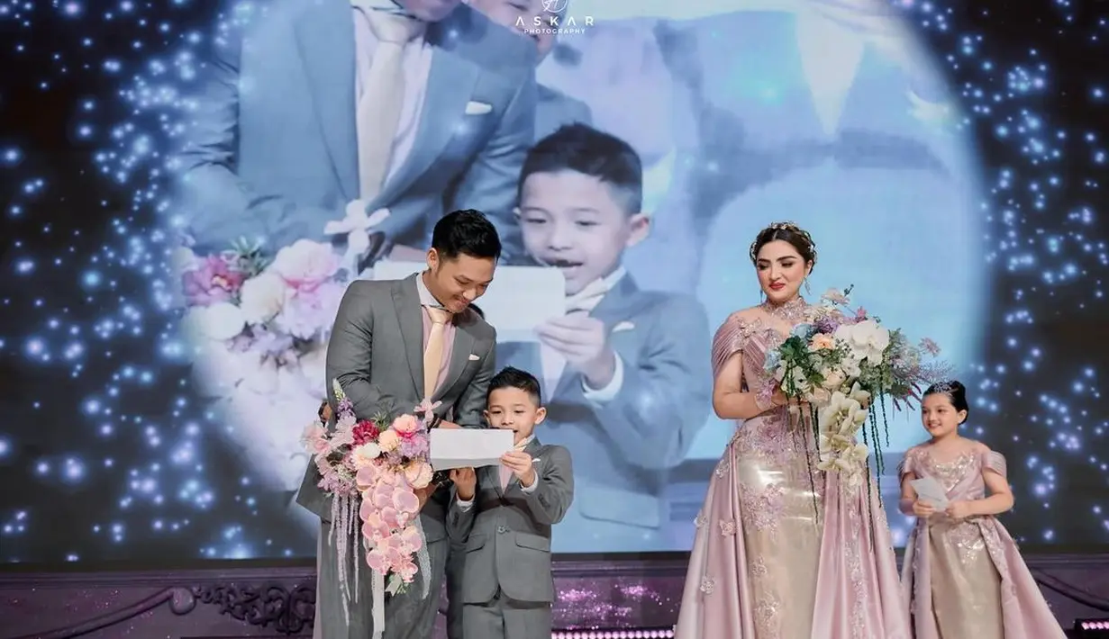 Tidak hanya itu, penampilannya semakin sempurna dengan makeup bold yang cantik, rambut ditata sleek look dan diberi head-piece berupa tiara dedaunan yang menyempurna penampilan Ashanty secara keseluruhan. [Foto: Instagram/azriel_hermansyah]