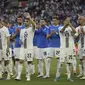 Para pemain Timnas Slovenia memberi applaus kepada para fans setelah bermain imbang 1-1 menghadapi Timnas Denmark pada laga Grup C Euro 2024 di MHPArena, Stuttgart, Jerman, Minggu (16/6/2024). (AP Photo/Matthias Schrader)