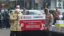 Chief Network Officer Siloam Hospitals Group Hendy Widjaja secara simbolis menyerahkan donasi kepada Kapolda Metro Jaya Irjen Fadil Imran di Polda Metro Jaya, Jakarta, Jumat (30/7/2021). Donasi berupa 15000 Surgical Gown, 15000 Masker Media dan 15000 Sarung Tangan. (Liputan6.com/Pool)