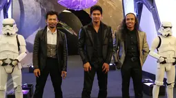 Iko Uwais, Yayan Ruhian dan Cecep Arif Rahman jelang premier film Star Wars The Force Awakens di XXI Senayan City, Jakarta, Selasa (15/12/2015). Tiga aktor Indonesia tersebut ikut memerankan  film seri Star Wars yang ke-7. (Liputan6.com/Angga Yuniar)