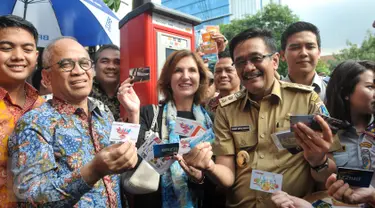 Wagub DKI Jakarta Djarot Saiful Hidayat menujukan kartu yang bisa digunakan untuk akses TPE, Jakarta, Senin (24/10). Pemprov DKI resmi menerapkan sistem pembayaran parkir pinggir jalan (on street) dengan TPE. (Liputan6.com/Yoppy Renato)