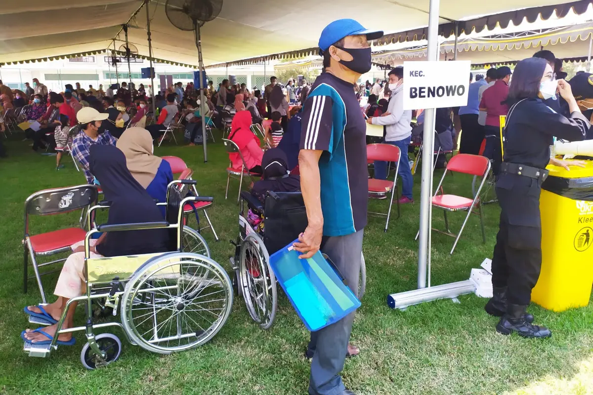 Pembagian bansos di Surabaya dilakukan dengan antar jemput warga. (Dian Kurniawan/Liputan6.com)