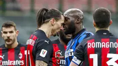 Pemain AC Milan Zlatan Ibrahimovic (tengah kiri) dan pemain Inter Milan Romelu Lukaku (tengah kanan) berdebat pada pertandingan perempat final Coppa Italia di Stadion San Siro, Milan, Italia, Selasa (26/1/2021). Inter Milan menang 2-1. (AP Photo/Antonio Calanni)
