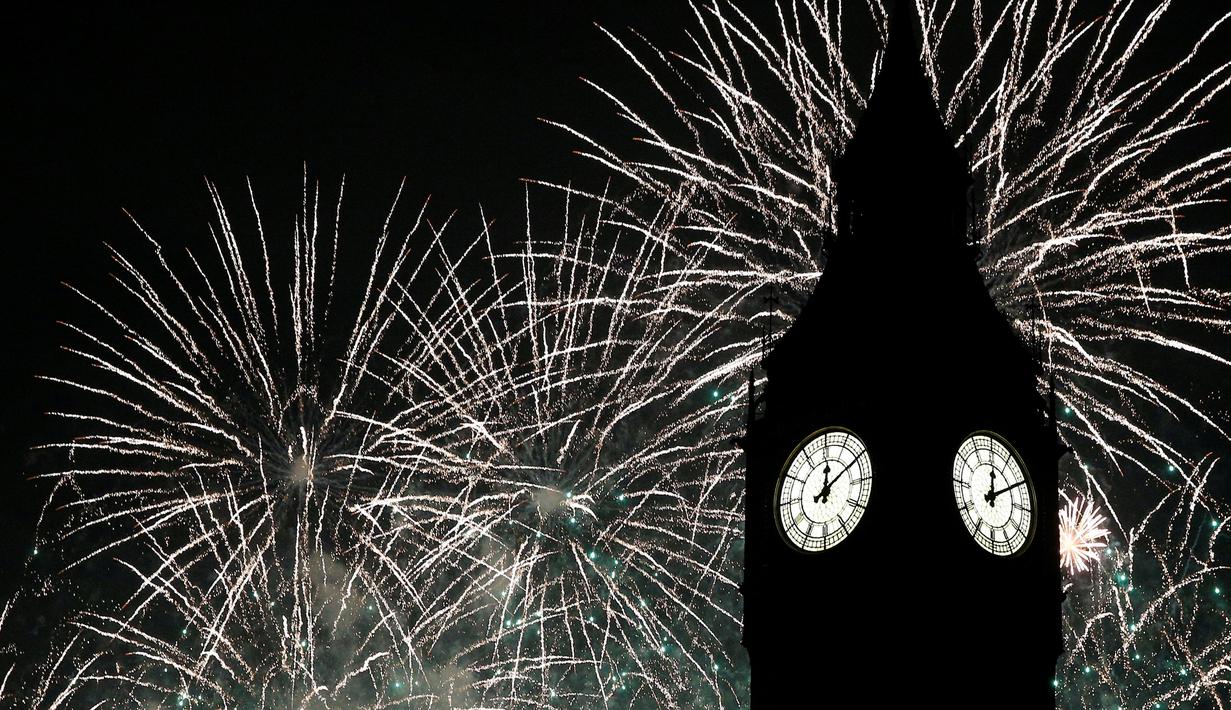 Kembang api menghiasi langit dengan latar belakang Big Ben  pada malam pergantian tahun di London, Inggris, Minggu (1/1).     Sebagian besar negara merayakan datangnya tahun baru 2017 dengan pesta kembang api. (REUTERS/Neil Hall)