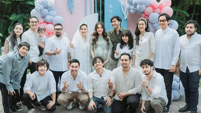 Kevin Aprilio dan Vicy Melanie jalani gender reveal (Instagram/vicymelanie)