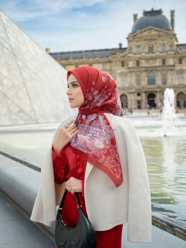 Buttonscarves Luncurkan Koleksi Emily in Paris. dok. Buttonscarves