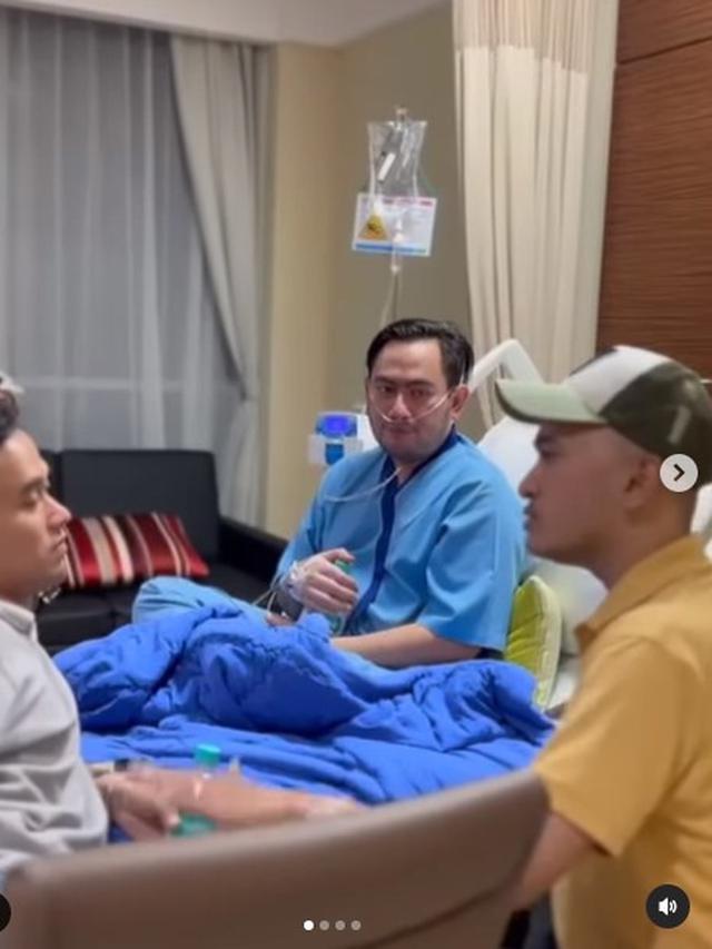 7 Potret Artis saat Jenguk King Nassar di Rumah Sakit, Beri Dukungan