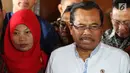 Jaksa Agung HM Prasetyo (kanan) memberikan keterangan kepada wartawan seusai menerima kedatangan terpidana kasus pelanggaran UU ITE, Baiq Nuril di gedung Kejaksaan Agung, Jakarta, Jumat (12/7/2019). (Liputan6.com/Johan Tallo)