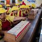 Aktivitas di pabrik sigaret kretek tangan (SKT) PT HM Sampoerna Tbk di Surabaya, Kamis (19/5). HMSP mendapat rekor MURI dengan kecelakaan kerja nihil selama 20 tahun (1996-2006). (AFP Photo/Juni Kriswanto)