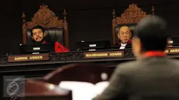 Hakim Konstitusi Wahiduddin Adams dan Anwar Usman saat sidang uji materi UU No 26 Tahun 2000 tentang Pengadilan HAM di Gedung Mahkamah Konstitusi, Jakarta, Selasa (8/9). Permohonan uji materi ini diajukan keluarga korban 1998. (Liputan6.com/Helmi Afandi)