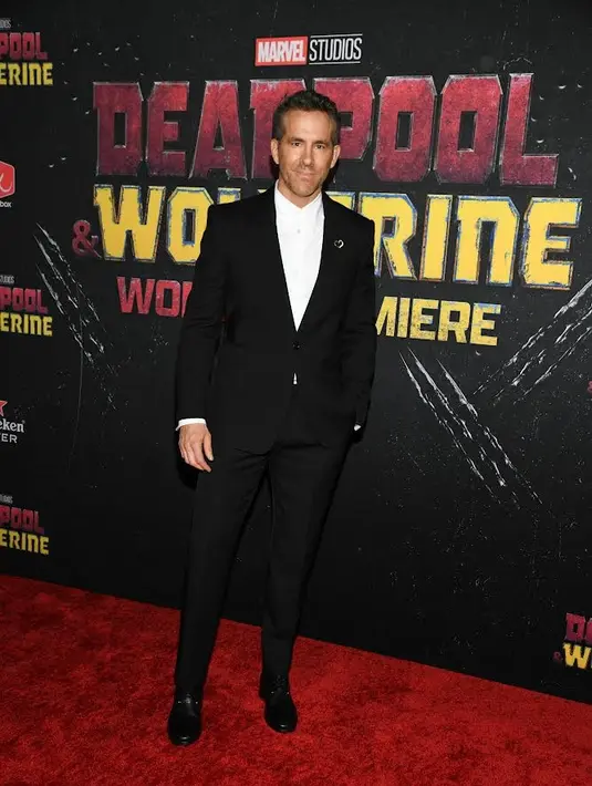 Ryan Reynolds mengenakan Chambeliboot dengan kulit hitam dengan aksen Silver Detailing.   [dok. Christian Louboutin]