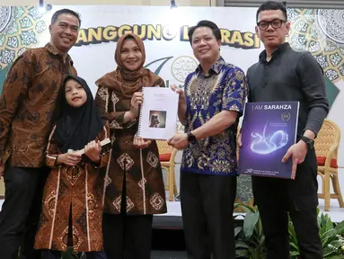 Executive Produser Sinemart, David Setiawan Suwarto (kedua kanan) berfoto bersama penulis novel I Am Sahraza dalam event Islamic Book Fair (IBF) di Jakarta Convention Center (JCC), Rabu (14/8/2024). (Liputan6.com/Herman Zakharia)