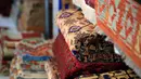 Tumpukan karpet Afghanistan dijual di The Afghan Rug Shop, Hebden Bridge, Inggris, 20 Agustus 2021. Pemilik The Afghan Rug Shop James Wilthew membeli karpet yang dicari langsung dari provinsi utara, di mana industri ini secara tradisional berbasis. (LINDSEY PARNABY/AFP)