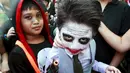 Siswa sekolah Brainshire Sains memakai kostum  Joker dalam film Batman selama parade halloween di kota Paranaque, Filipina, Jumat (30/10/2015). Anak - anak ini ikut merayakan halloween yang dirayakan setiap akhir bulan oktober. (REUTERS/Romeo Ranoco)