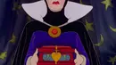 Siapa yang nggak tahu The Queen? Ia adalah ibu tiri Snow White yang memerintahkan pemburu untuk membunuh anaknya itu. Bahkan ia minta pemburu untuk membawa jantung Snow White sebagai bukti. (Disney)