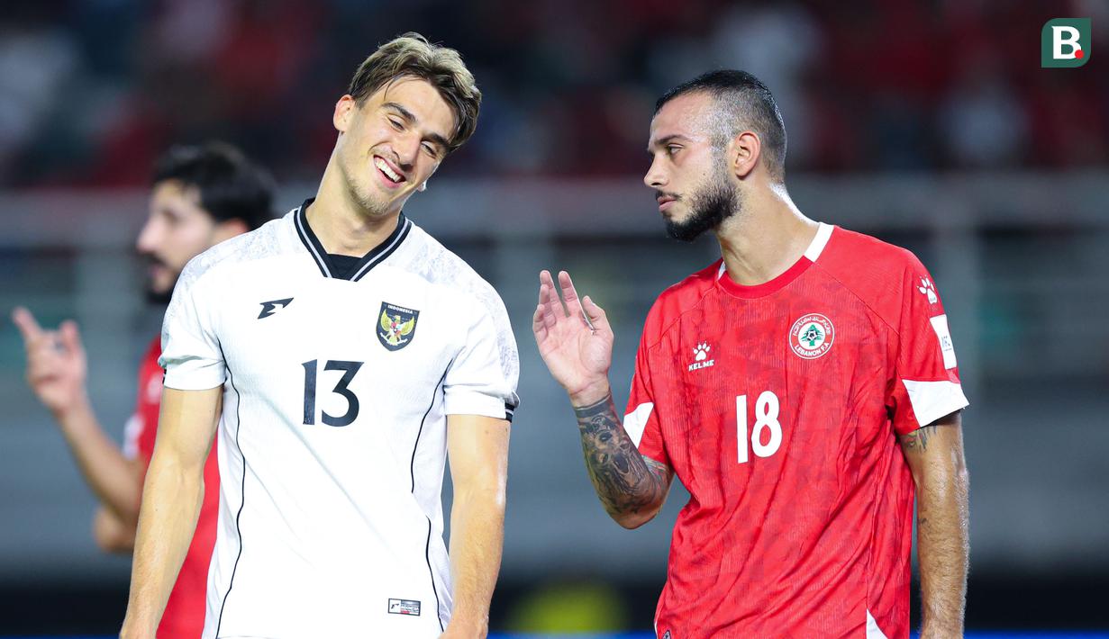 <p>Pemain Timnas Indonesia,Mauro Zijlstra, berbincang dengan pemain Timnas Lebanon,&nbsp;Hussein Sharafeddine, dalam laga FIFA Matchday 2025 di Stadion Gelora Bung Tomo, Surabaya, Senin (8/9/2025). (Bola.com/Abdul Aziz)</p>