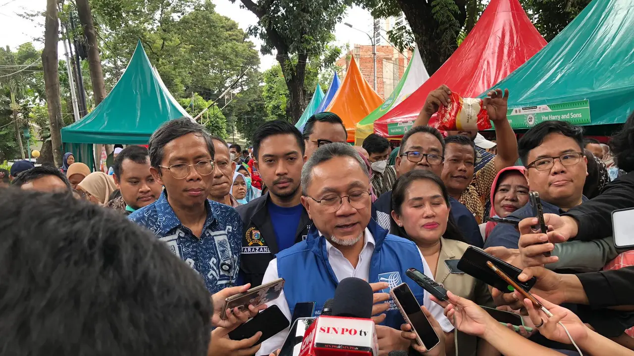 Menteri Perdagangan (Mendag) Zulkifli Hasan tak menampik harga beras masih terpantau tinggi, oleh karena itu dia menghimbau  masyarakat agar membeli beras Bulog agar lebih ekonomis.