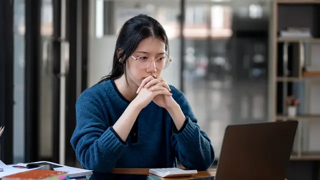 bingung berpikir khawatir sedih bekerja karir