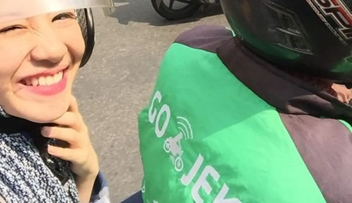 Wajah senang berseri-seri terlihat dari aktris Natasha Rizky. Perempuan yang akrab disapa Acha ini memang sumringah menikmati momen-momen naik ojol motor. Memiliki harta yang melimpah tak membuat Acha gengsi untuk tampil sederhana. (Liputan6.com/IG/natasharizkynew)