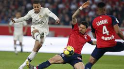 Striker Paris Saint-Germain (PSG), Kylian Mbappe, melepaskan tendangan ke gawang Lille pada laga Liga Prancis di  Stade Pierre Mauroy, Minggu (14/4). PSG takluk 1-5 dari Lille. (AP/Michel Spingler)