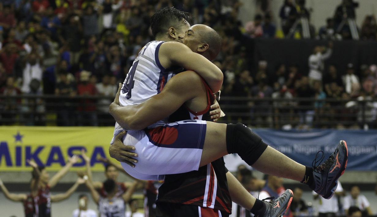 Pemain Surabaya Bhayangkara Samator, Henry Ade, merayakan kemenangan atas Jakarta BNI 46 dalam final Proliga 2019 di GOR Among Rogo, Yogyakarta, Minggu (24/12). Samator berhasil meraih juara Proliga 2019. (Bola.com/Yoppy Renato)