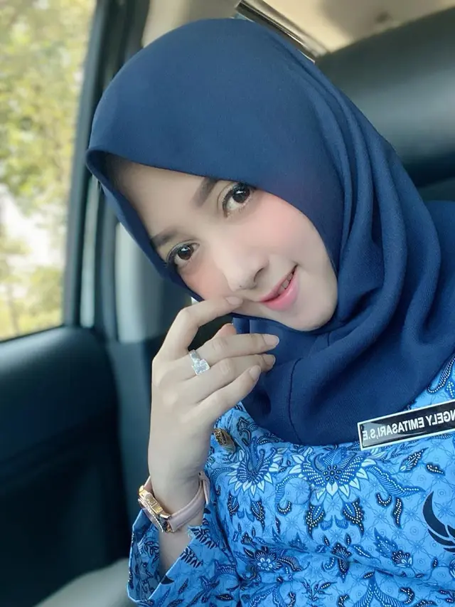 Jadi Kepala Desa, Ini 6 Pesona Angely Emitasari saat Kenakan Seragam Dinas