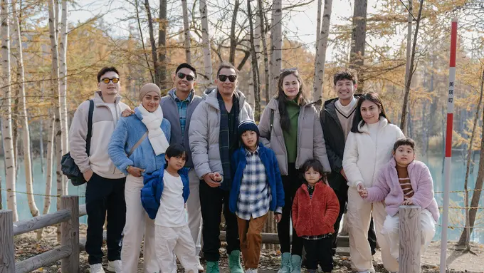 Inspirasi Outfit Liburan Musim Dingin yang Nyanan dan Praktis ala Keluarga Selebriti