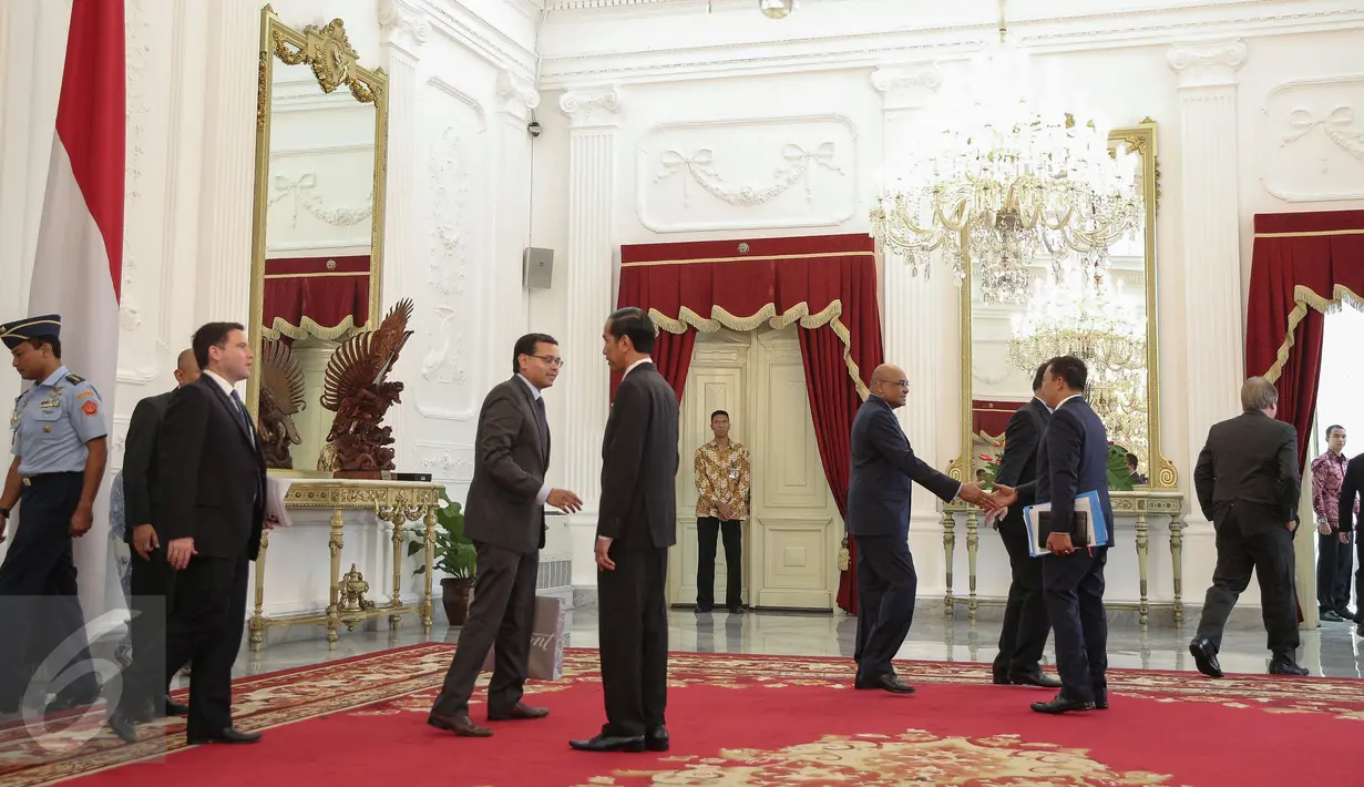 Presiden Joko Widodo menyalami delegasi FIFA dan AFC usai mengadakan pertemuan di Istana Merdeka, Jakarta, Senin (2/11/2015). Pertemuan tersebut membicarakan kondisi olahraga sepakbola di Indonesia. (Liputan6.com/Faizal Fanani)
