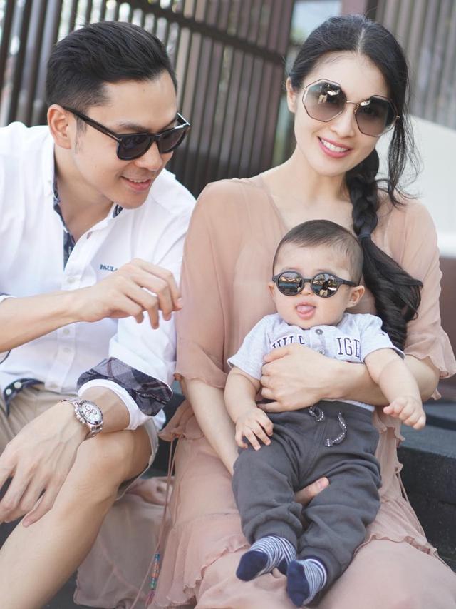 [Bintang] Keren dan Menggemaskan, Ini 8 Foto Anak Sandra Dewi Saat Pakai Kacamata Hitam