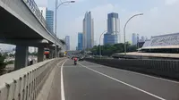 Sejumlah ruas jalan protokol di DKI Jakarta terpantau lenggang, pada Rabu (19/4/2023) pagi. (Merdeka.com/Reporter: Bachtiarudin Alam)