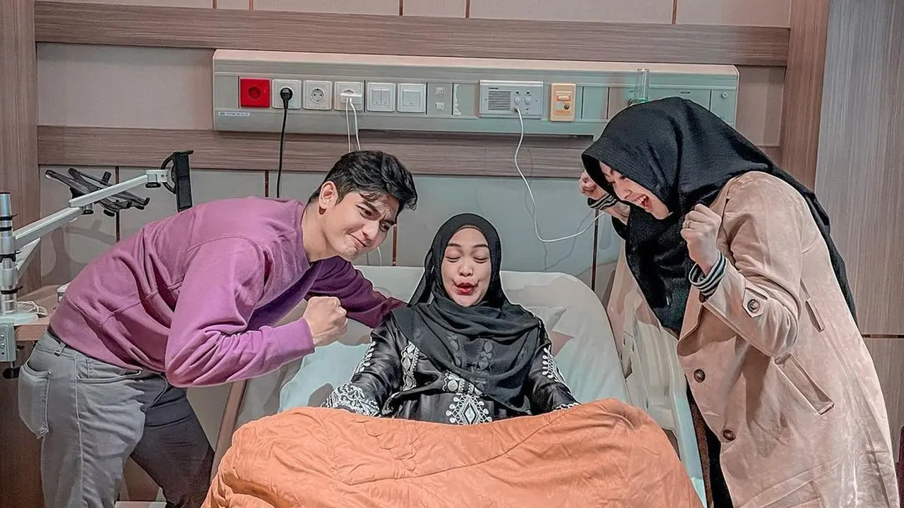 Jelang melahirkan, Ria Ricis yang ditemani suami, Teuku Ryan, serta sang kakak dr. Shandy melakukan latihan bila melahirkan secara normal. Sayangnya, ia harus menajalani operasi caesar. (Foto: Instagram/@riaricis1795)