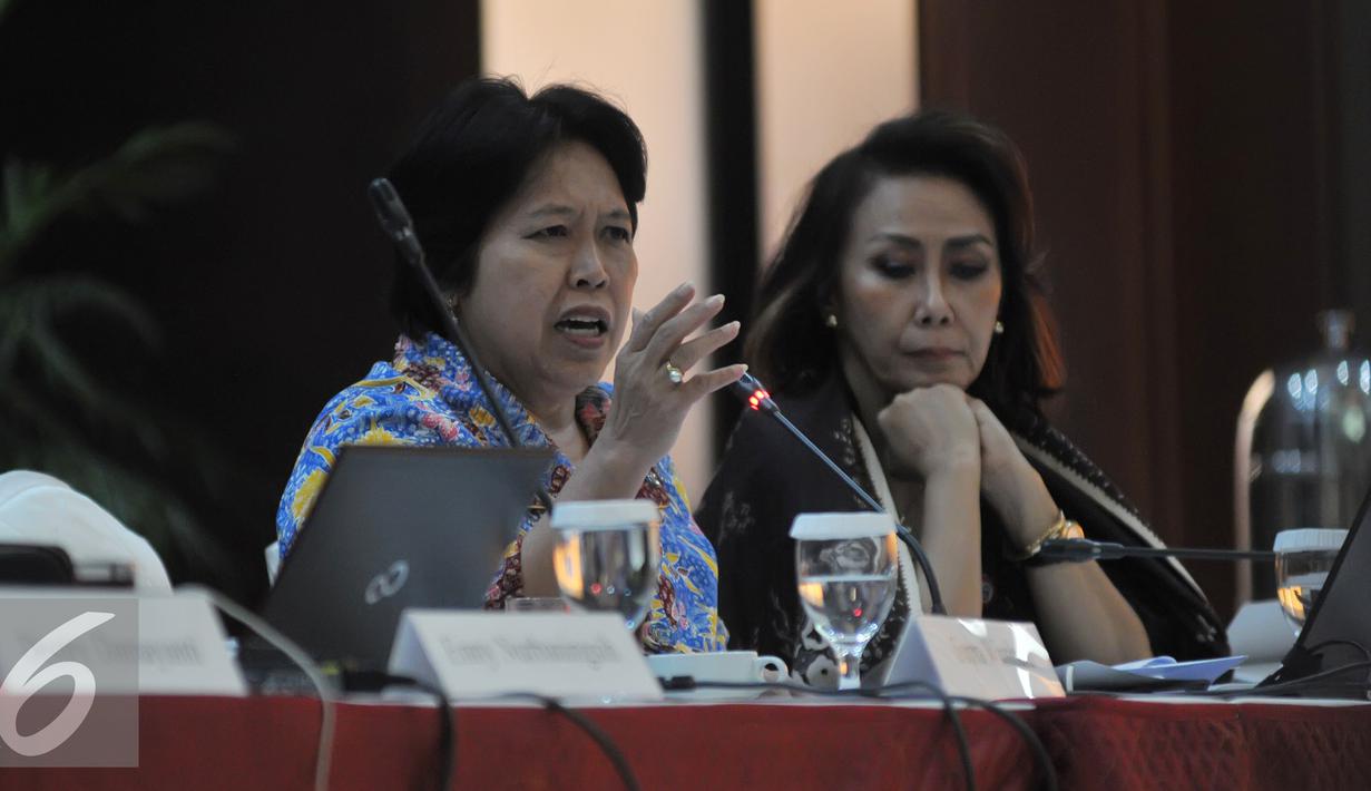 Anggota Pansel KPK, Harkristuti Harkrisnowo (kiri) saat mewawancarai calon pimpinan KPK di Gedung Sekretariat Negara, Jakarta (24/8/2015). Pansel KPK menggelar seleksi wawancara tahap akhir terhadap 19 calon pimpinan KPK. (Liputan6.com/Herman Zakharia) 