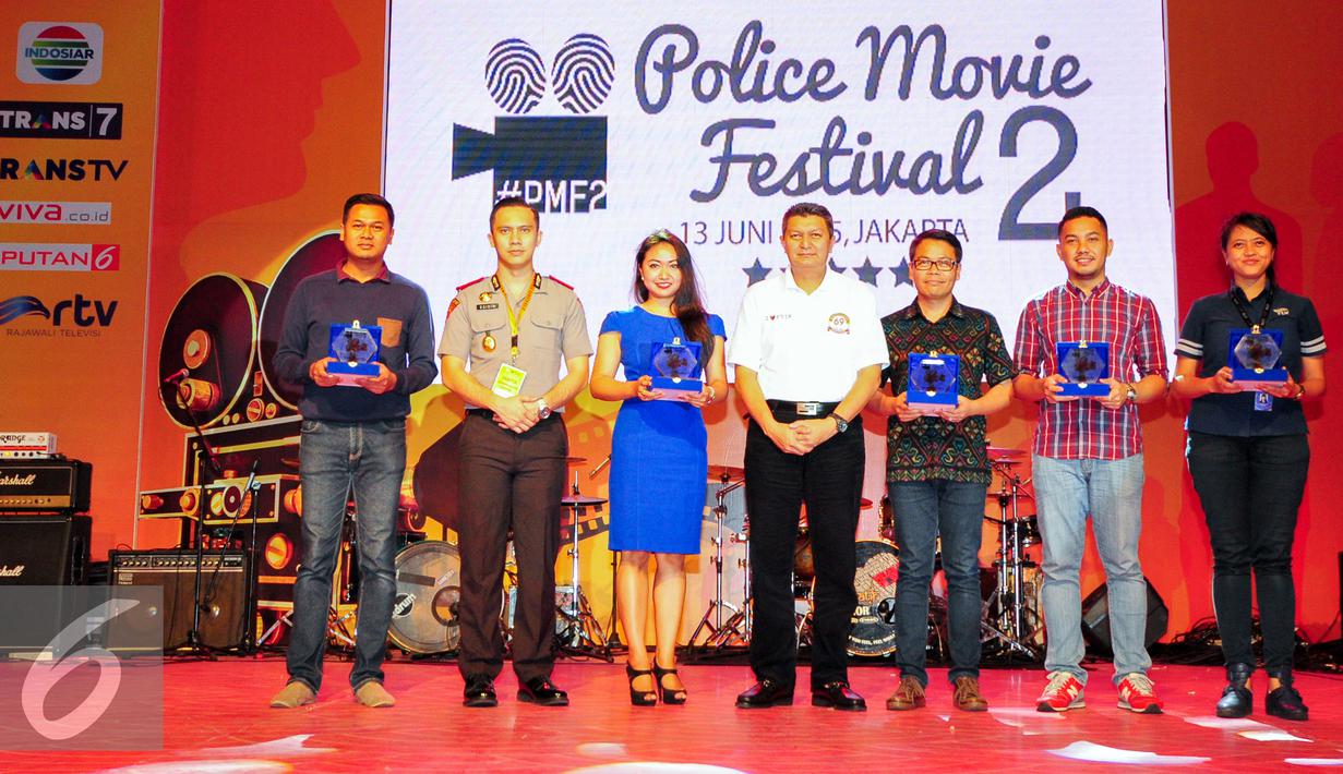 Media patner mendapatkan plakat penghargaan  karena ikut berperan penting dalam festival film pendek Polisi 2015, Jakarta, Sabtu (13/6/2015). (Liputan6.com/Yoppy Renato)