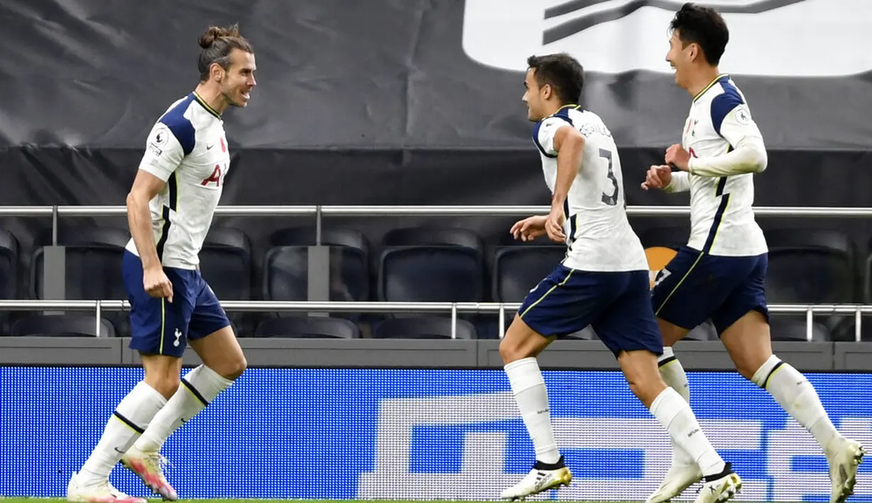 Para pemain Tottenham Hotspur merayakan gol yang dicetak oleh Gareth Bale ke gawang Brighton & Hove Albion pada laga Liga Inggris di London, Minggu (1/11/2020). Tottenham menang dengan skor 2-1. (Mike Hewitt/Pool via AP)