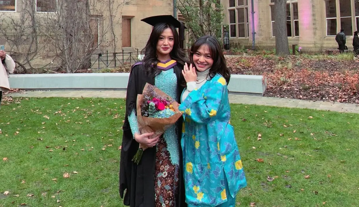 Amel Carla akui bangga dengan pencapaian sang kakak. Bintang sitkom lawas Suami-Suami Takut Istri itu ungkap jika ia termotivasi untuk mendapatkan beasiswa. Terbang ke Inggris demi dampingi sang kakak di hari wisuda di tengah kesibukannya, kebahagiaan terpancar jelas di wajah Amel Carla. Amel Carla cantik pakai setelan baju warna biru muda dengan motif bunga kuning. (Liputan6.com/IG/@amelcarla)