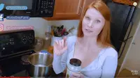 Video masak Ruby Day yang nyaris tanpa busana jadi viral.. foto: Youtube 'Ruby Day'