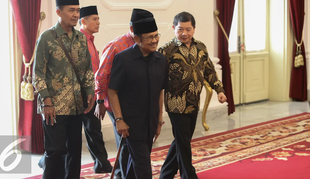 Mantan  Presiden Ke-3 RI BJ Habibie berjalan masuk menghadiri jamuan makan siang di Istana Merdeka, Jakarta, Selasa (13/10/2015). Habibie datang ditemani Anggota Wantimpres Suharso Monoarfa dan beberapa pengawal pribadinya. (Liputan6.com/Faizal Fanani)