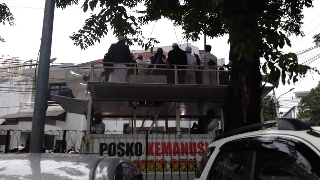 Massa pendukung Ustaz Zulkifli Muhammad Ali di Direktorat Tindak Pidana Siber Bareskrim Polri
