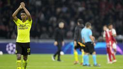 Pasukan Marco Rose itu terlihat melambaikan tangan sekaligus meminta maaf atas kekalahan telak yang diderita klub kesayangan mereka.
(AP/Peter Dejong)