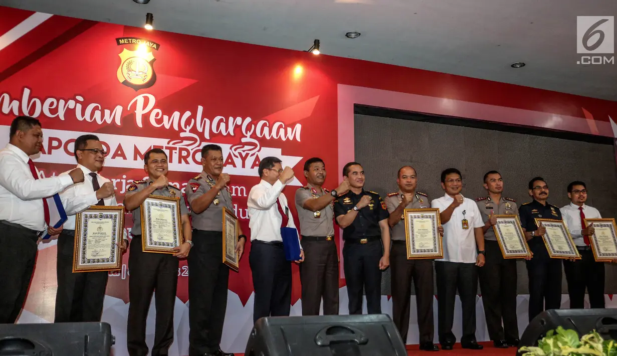 Kapolda Metro Jaya Irjen Idham Aziz foto bersama usai memberikan penghargaan kepada anggota berprestasi yang mengungkap penyelundupan 1 ton sabu sindikat internasional di Balai Polda Metro Jaya, Jakarta, Selasa (8/8). (Liputan6.com/Faizal Fanani)