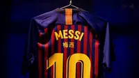 Nama pemain pada jersey Barcelona untuk laga melawan Real Madrid ditulis dengan huruf Latin dan Tionghoa. (Twitter Barcelona)