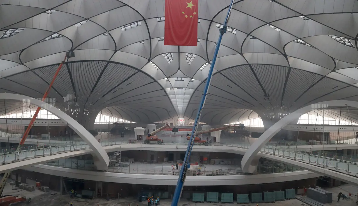 Sebuah bendera nasional Tiongkok digantung di terminal Bandara Internasional Beijing Daxing yang sedang dibangun di pinggiran Beijing, China (1/3). Bandara baru di ibu Kota China ini akan menjadi salah satu yang terbesar di dunia. (AP Photo/Ng Han Guan)