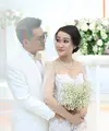 Selain Whulandary dan Nik Ibrahim, ada juga Felly eks Cherrybelle dan Mario Ricardo Tobing yang telah resmi menikah pada hari ini, Sabtu (10/2/2018). Rona bahagia pastinya tengah dirasakan pasangan pengantin baru ini. (Instagram/mariokacang)