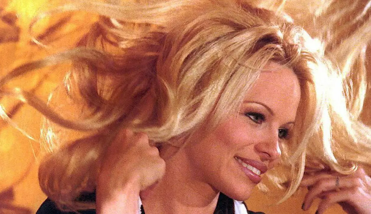Dilansir dari Ranker, Pamela Anderson takut banget  sama kaca. Ia bahkan nggak akan nonton filmnya di televisi. (STRINGER  BELGA  AFP)