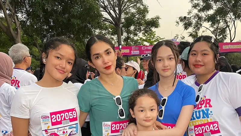 6 Potret Ussy Ikut Event Color Run Festival 2024 Bareng Anak, Elea Selalu Curi Perhatian