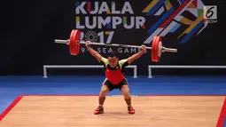 Lifter Indonesia Eko Yuli Irawan saat berlaga dalam cabang angkat besi putra nomor 62 kg SEA Games 2017 Kuala Lumpur, Malaysia, Senin (28/8). Eko Yuli memperoleh medali perak dengan total angkatan 306 kg. (Liputan6.com/Faizal Fanani)